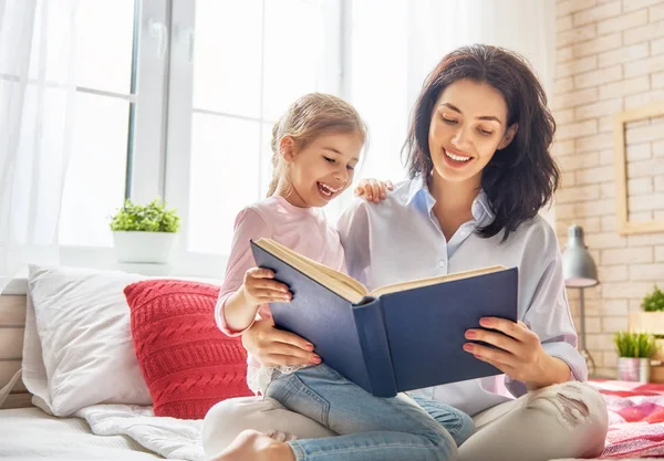 Mother reading a book — Stock Photo, Image