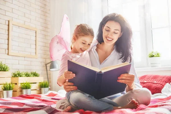 Mãe lendo um livro — Fotografia de Stock