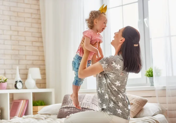 Moeder en dochter spelen en knuffelen — Stockfoto