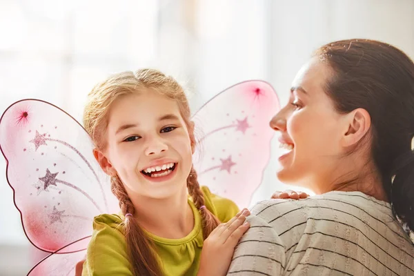 Mãe e filha brincando e abraçando — Fotografia de Stock