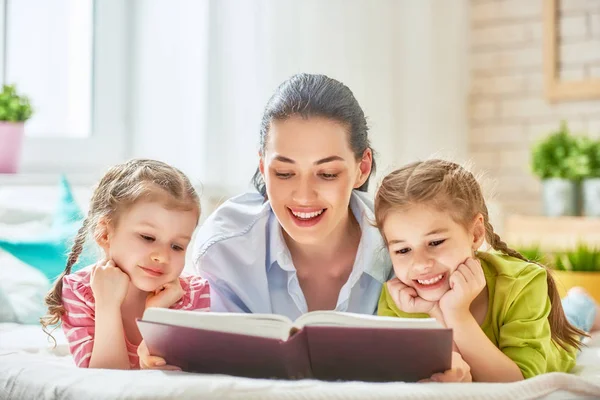 Madre leyendo un libro — Foto de Stock