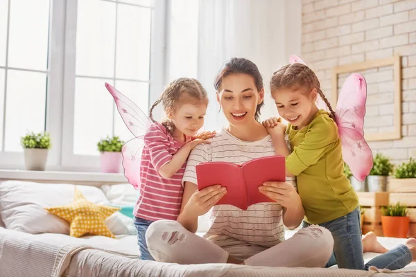 Moeder lezen van een boek — Stockfoto