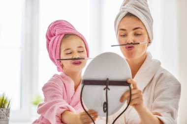 Anne ve kızı yapmak yapıyoruz