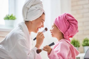 Anne ve çocuk bornoz içinde olduğunu