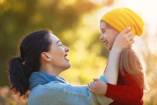 Familjen på hösten promenad — Stockfoto