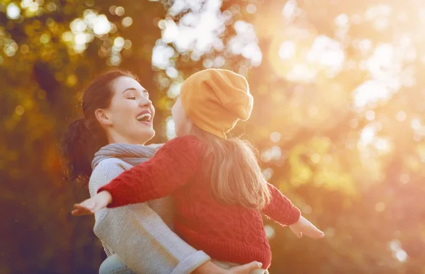 Familia en el paseo de otoño — Foto de Stock