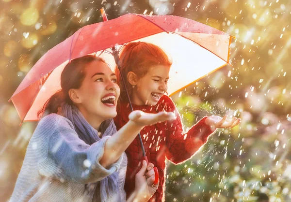 Família com guarda-chuva vermelho — Fotografia de Stock