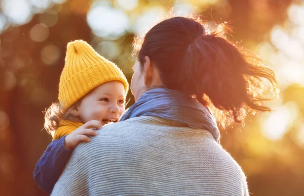 Familjen på hösten promenad — Stockfoto