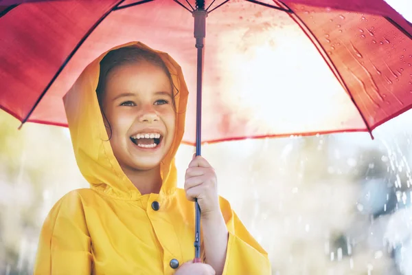 Criança com guarda-chuva vermelho — Fotografia de Stock