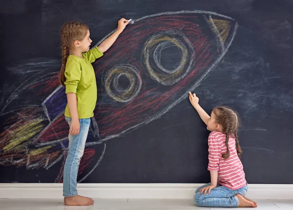 Niños están dibujando cohete — Foto de Stock