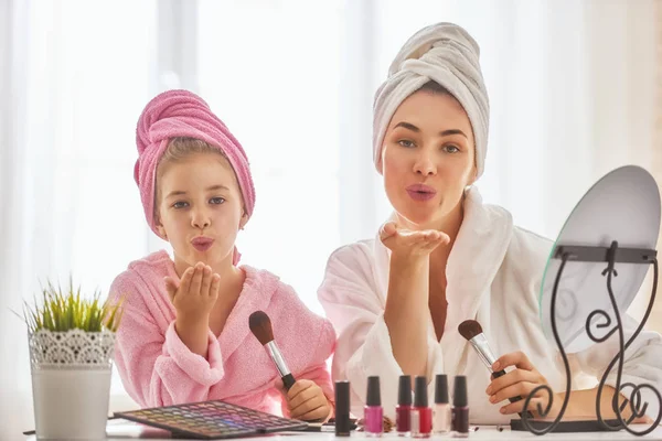 Mãe e filha estão fazendo maquiagem — Fotografia de Stock