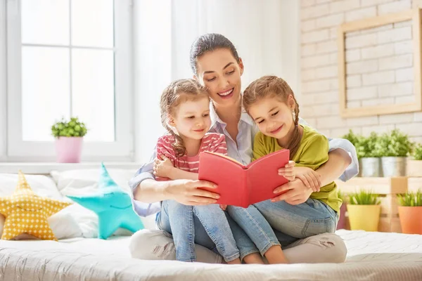 Moeder lezen van een boek — Stockfoto