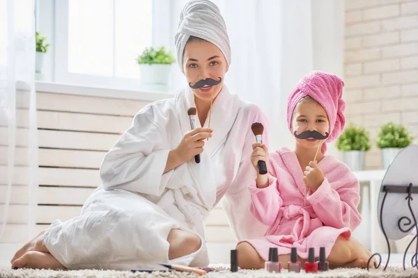 Mulher e menina com bigode em paus — Fotografia de Stock