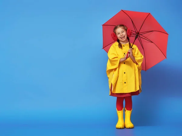 Barn med rött paraply — Stockfoto