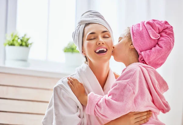 Mujer y niña con toallas en la cabeza — Foto de Stock