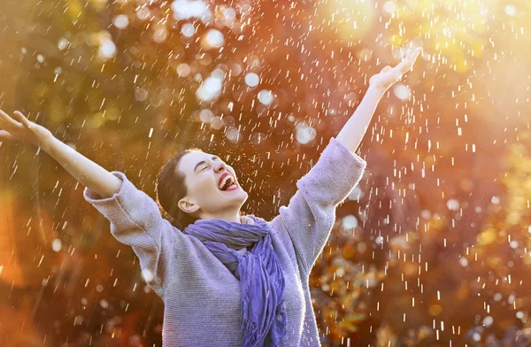 Woman under the autumn shower — Stock Photo, Image