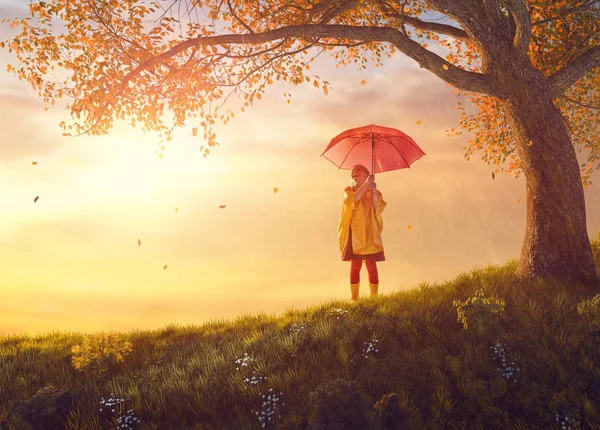 Criança com guarda-chuva vermelho — Fotografia de Stock