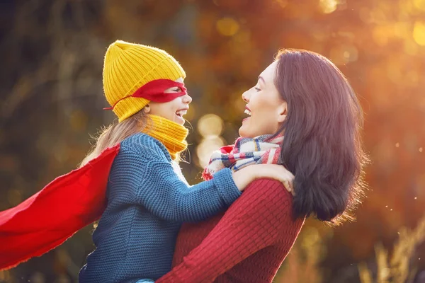 Famiglia in passeggiata autunnale — Foto Stock