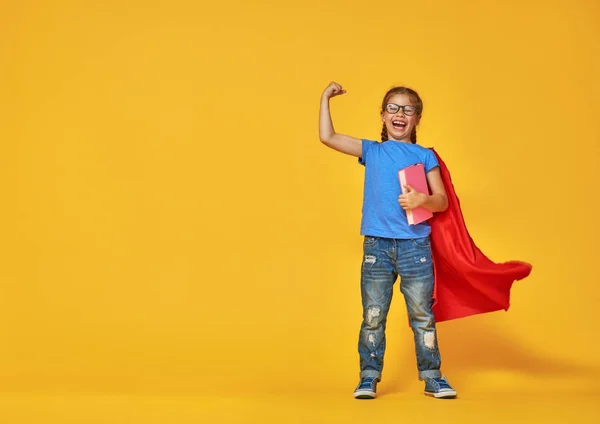 Ребенок играет супергероя — стоковое фото