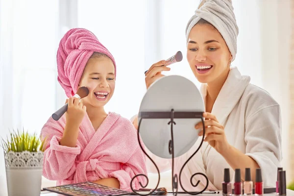Moeder en dochter doen make up — Stockfoto