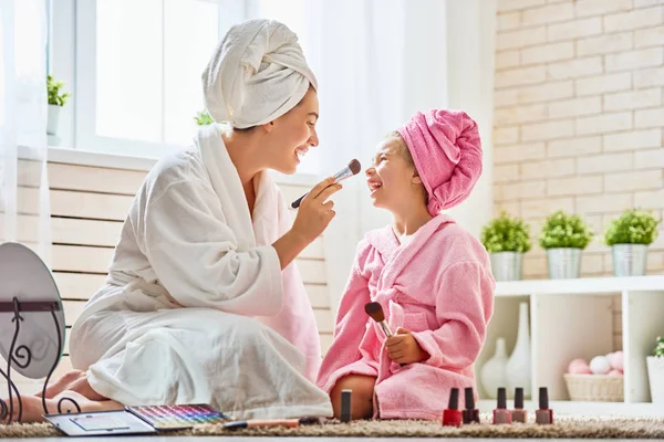 Matka a dcera dělají make up — Stock fotografie