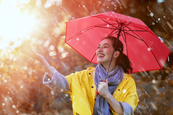 Femme avec parapluie rouge — Photo