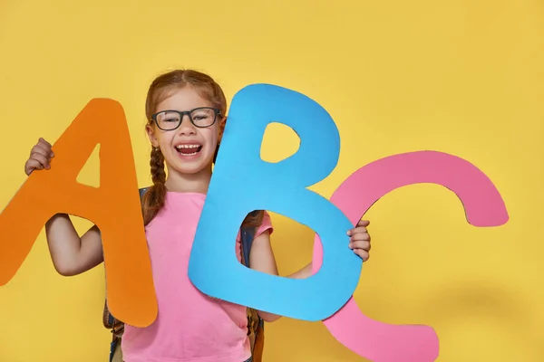 Kind met grote letters — Stockfoto