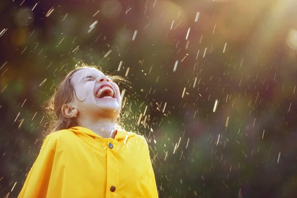 Criança sob chuva de outono — Fotografia de Stock