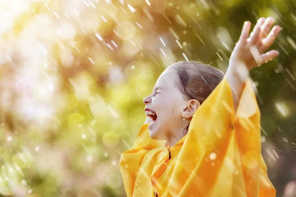 Criança sob chuva de outono — Fotografia de Stock