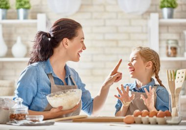 Ev yapımı yiyecek ve küçük yardımcısı