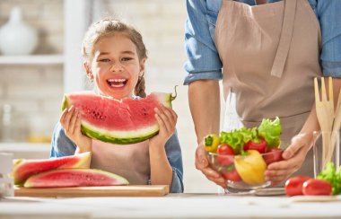 Mutfakta mutlu bir aile.