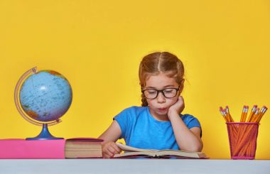 Çocuk sınıfta öğrenme