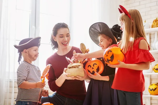 Familie feiert Halloween — Stockfoto