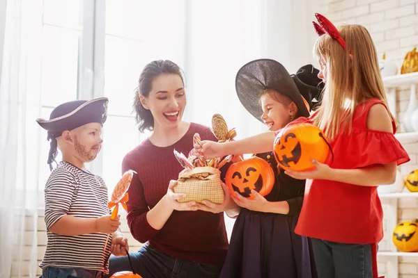 Família celebrando Halloween — Fotografia de Stock