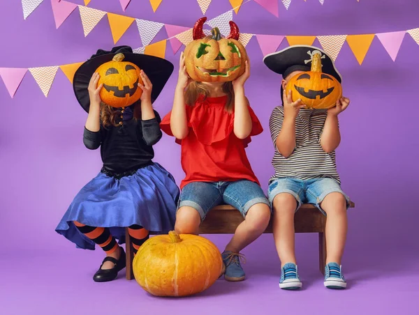 Kinder zu Halloween — Stockfoto