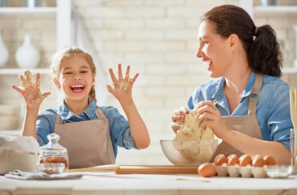 Házi ételeket és kis segítője — Stock Fotó