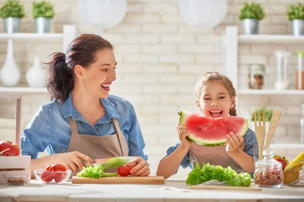 Familia feliz en la cocina. — Foto de Stock