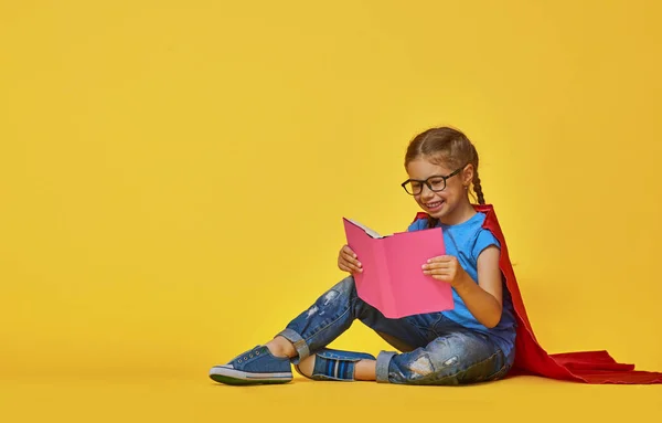 Kind spielt Superhelden — Stockfoto