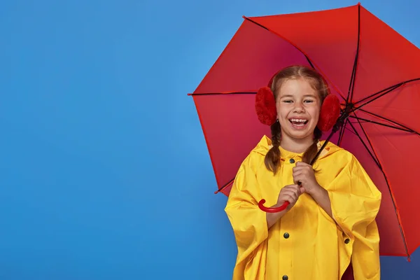 Kind met rode paraplu — Stockfoto