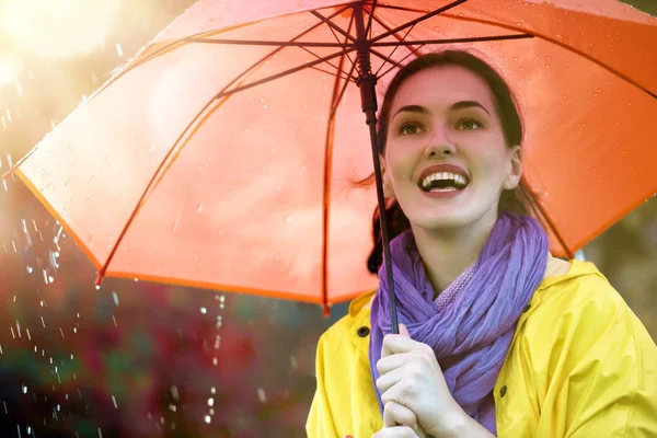 Femme avec parapluie rouge — Photo