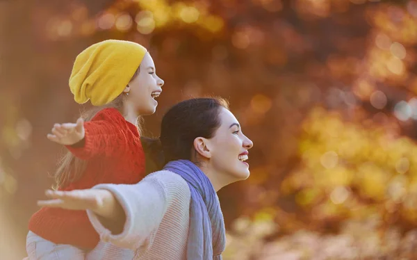 Famille en promenade d'automne — Photo