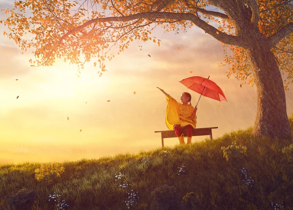 Çocuk kırmızı şemsiye ile — Stok fotoğraf