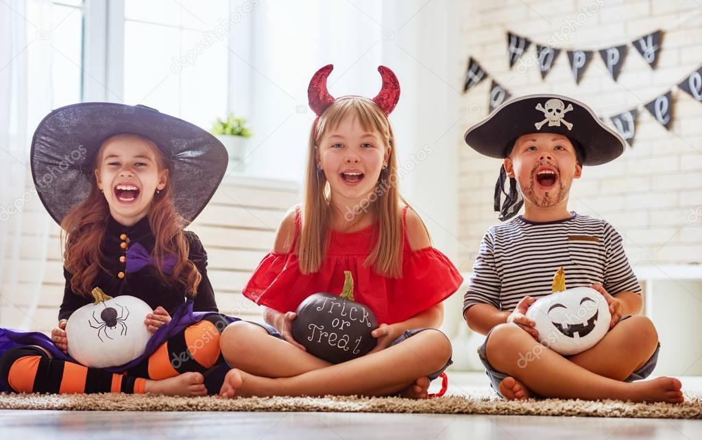 children play with pumpkins