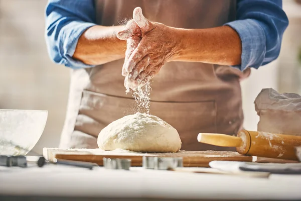 Mãos a preparar a massa — Fotografia de Stock