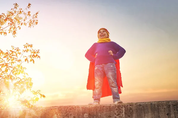 Девушка в костюме супергероя — стоковое фото
