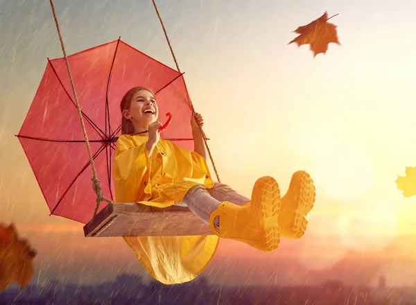 Criança com guarda-chuva vermelho — Fotografia de Stock
