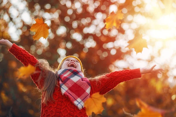 Kind spelen met herfstbladeren — Stockfoto