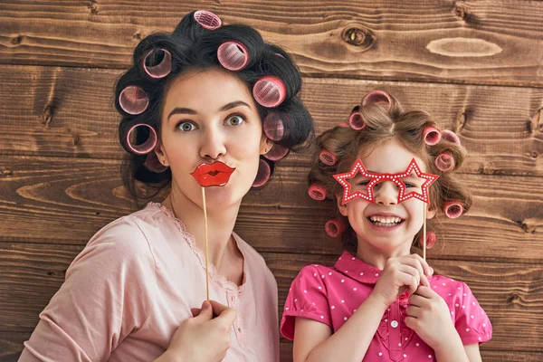 Mãe e filha com acessórios de papel — Fotografia de Stock