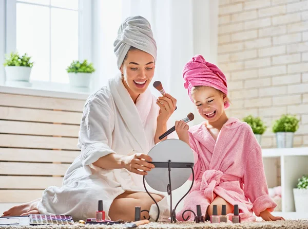Mãe e filha estão fazendo maquiagem — Fotografia de Stock