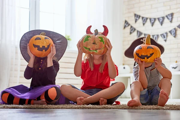 Barn på halloween — Stockfoto